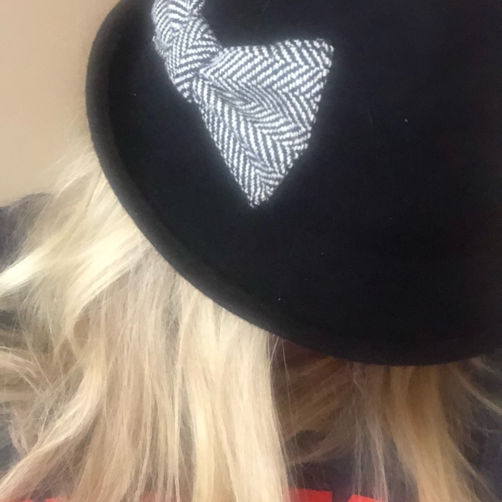 Black hat w/bow.